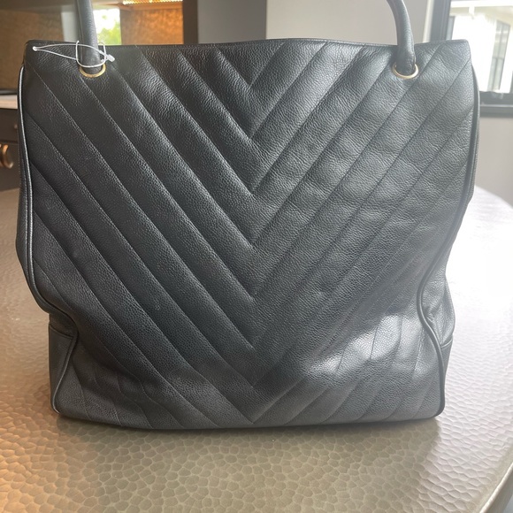 Chanel medallion caviar v stitch chevron tote - Picture 4 of 12